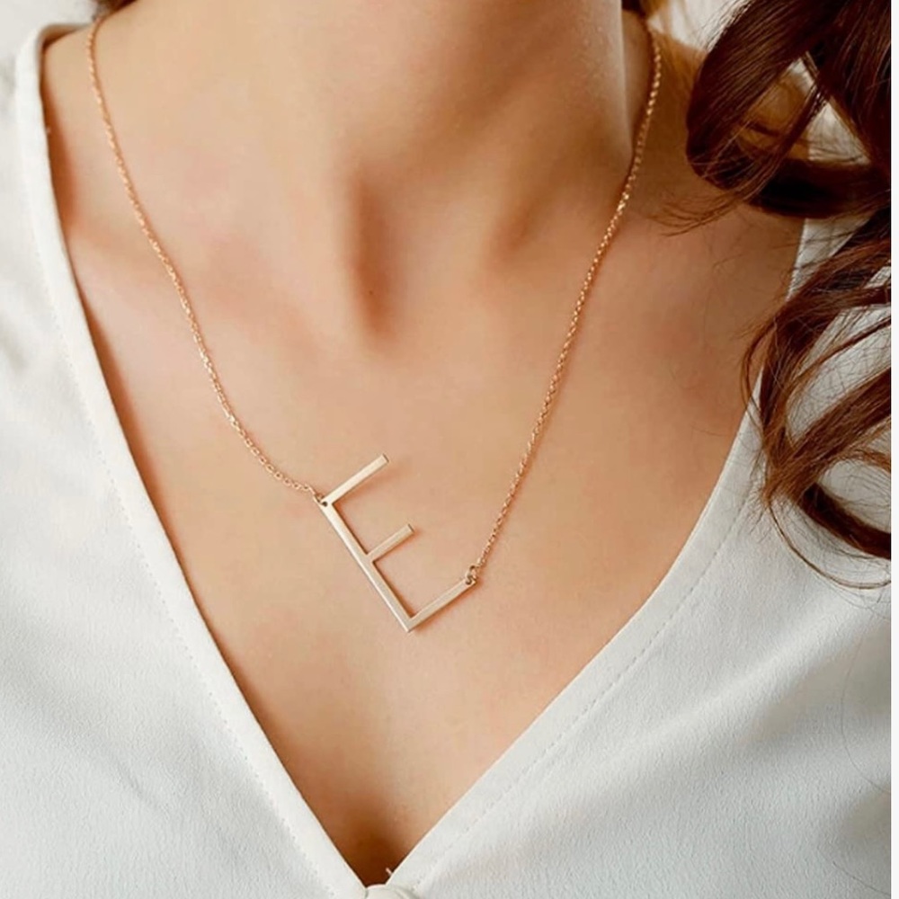 Initial “E” necklace 18k good plated